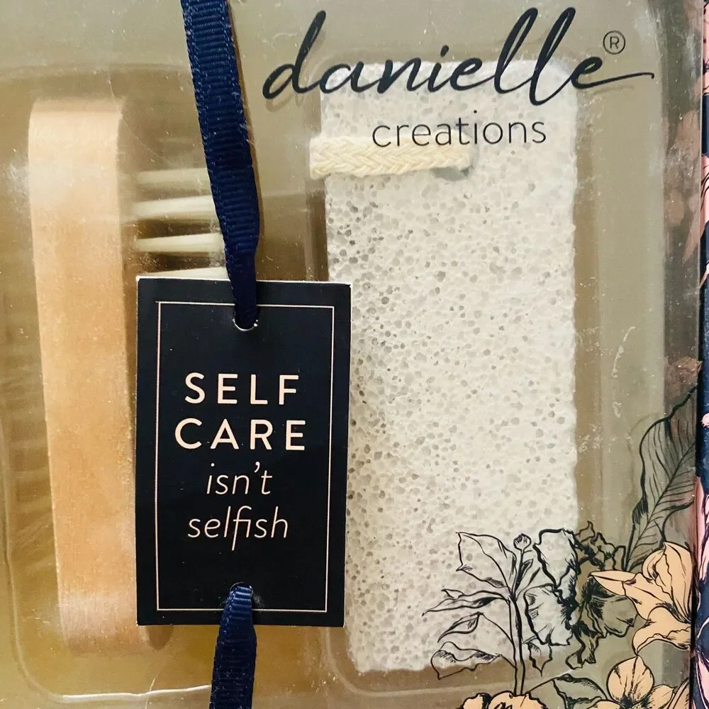 NWT Danielle Creations 4 Piece Bath Body Brush Set Exfoliating Spa Set
